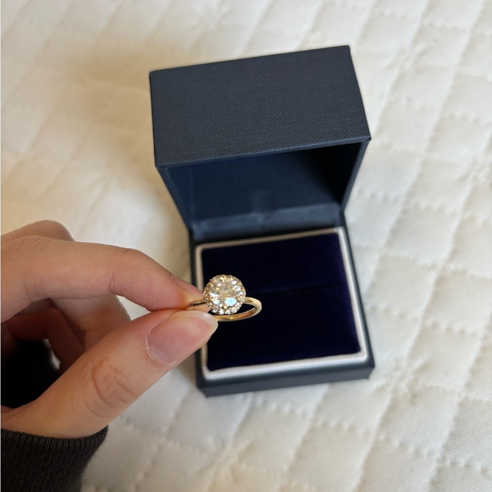 Elegant Gold Ring with Clear Gemstone